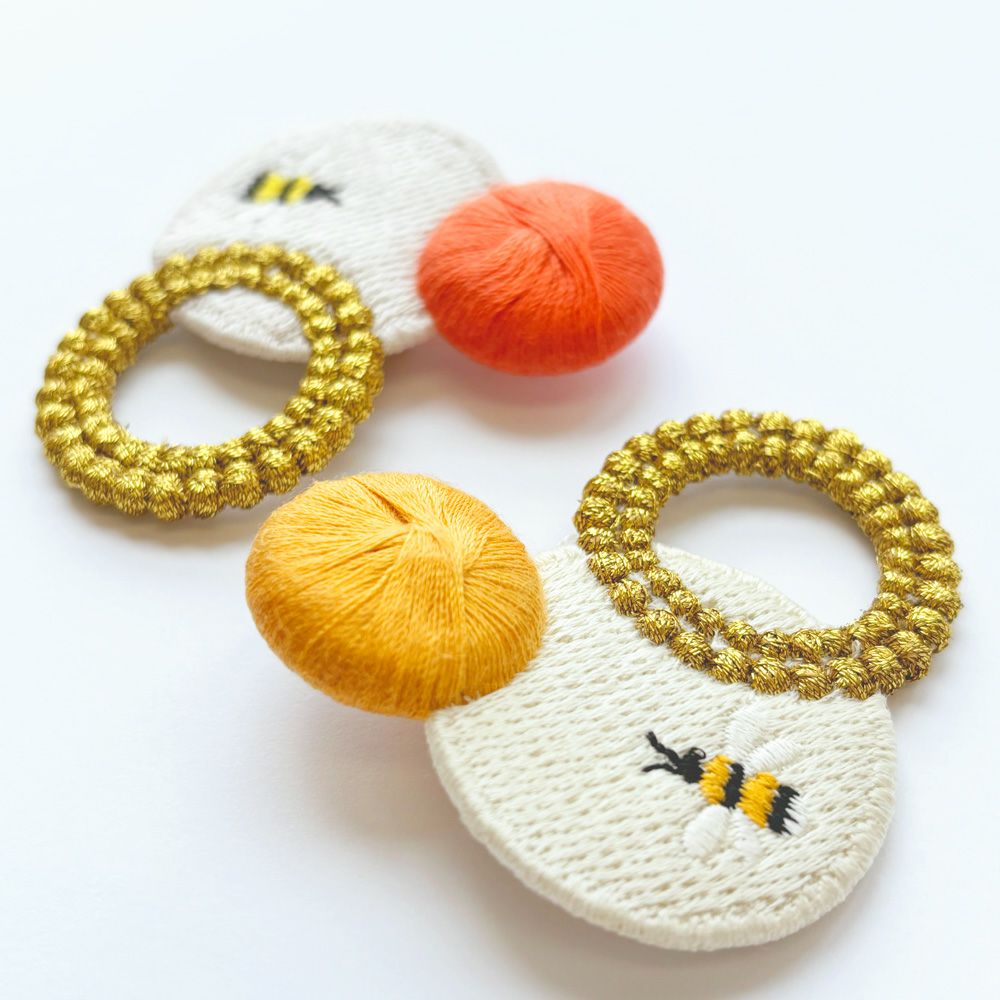  000 アンサンブルブローチ